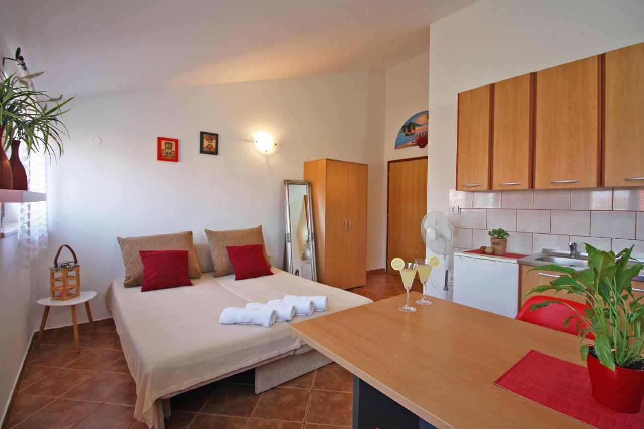 Brijunisol - 3 Apartments Top Position Near The Beautiful Beach Fazana Exterior photo